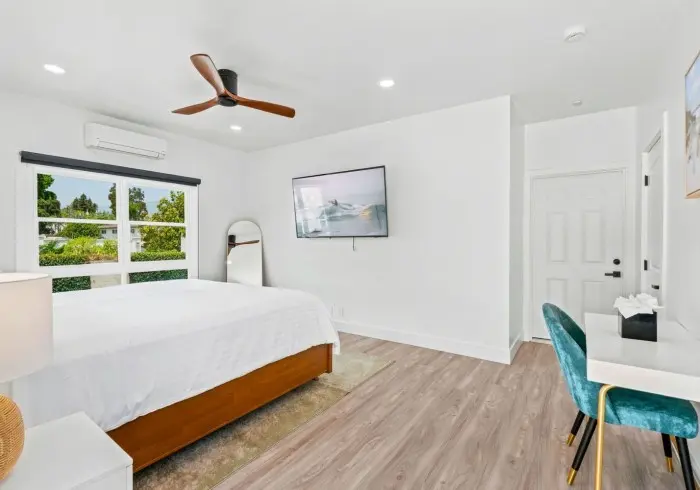 Bedroom with vanity desk and bed in Penthouse plus Studio.